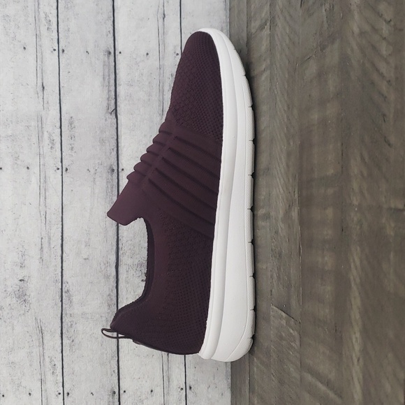 Clarks-Cloudsteppers Ezera Walk Slip-On Sneaker Burgundy Knit Size 9M - Picture 3 of 8